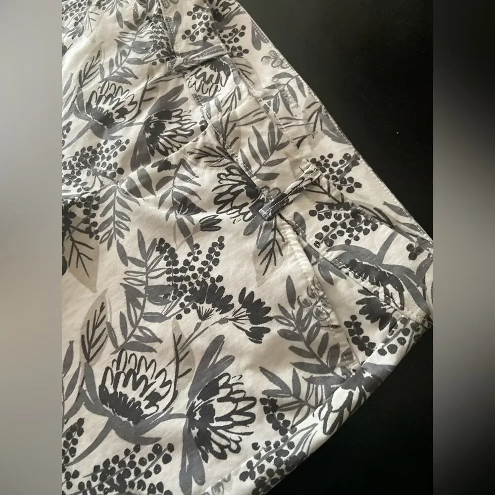 OLD NAVY Grey Floral Pixie Chino Shorts sz 2